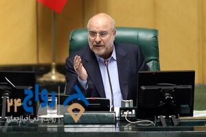 در برابر رهبر شجاع انقلاب و مردم سر تعظیم فرود میآورم در برابر رهبر شجاع انقلاب و مردم سر تعظیم فرود میآورم
